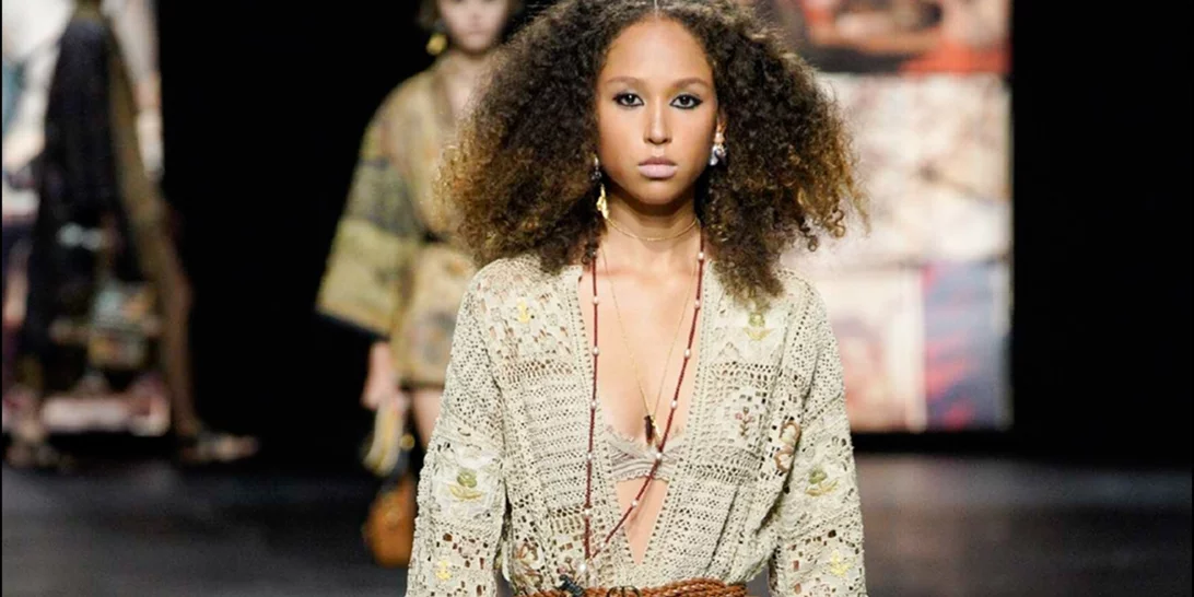 Από το μαγιό και τα ρούχα μέχρι τα αξεσουάρ, αυτά είναι τα πιο hot crochet κομμάτια από τα Mango