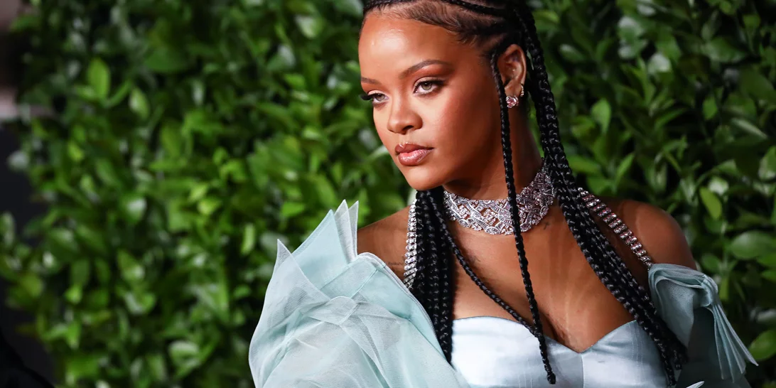 Rihanna | Μ’ ένα φόρεμα από τα ‘90s που θα φορέσουμε ξανά