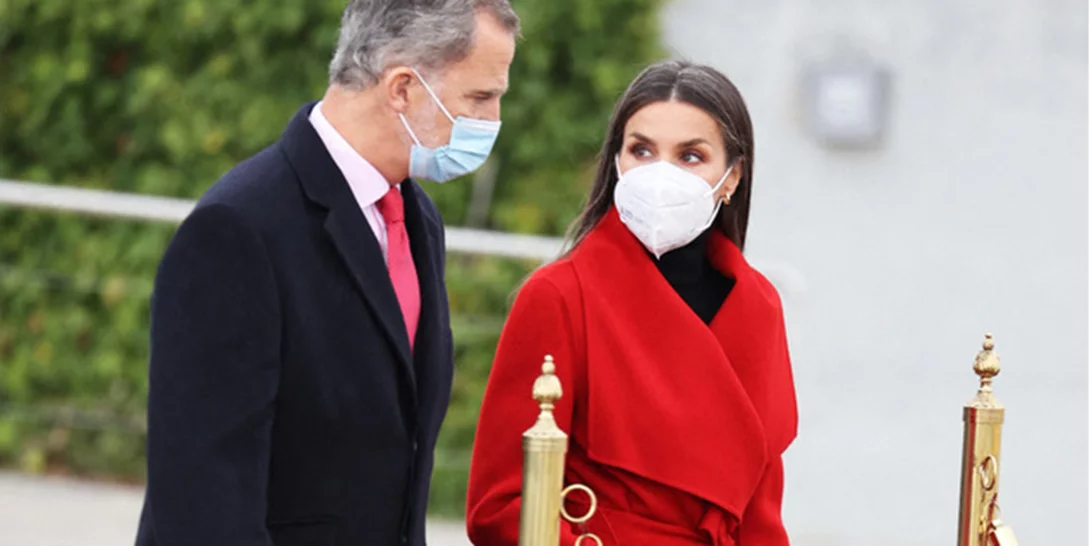 Η βασίλισσα Letizia υιοθετεί την απόλυτη τάση και εμφανίζεται με γκρίζα μαλλιά