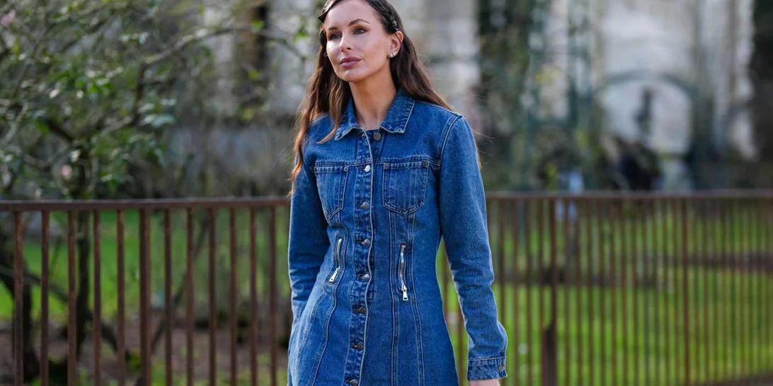 Το άνετο denim φόρεμα που θα φορέσεις όσο τίποτα αυτήν την άνοιξη