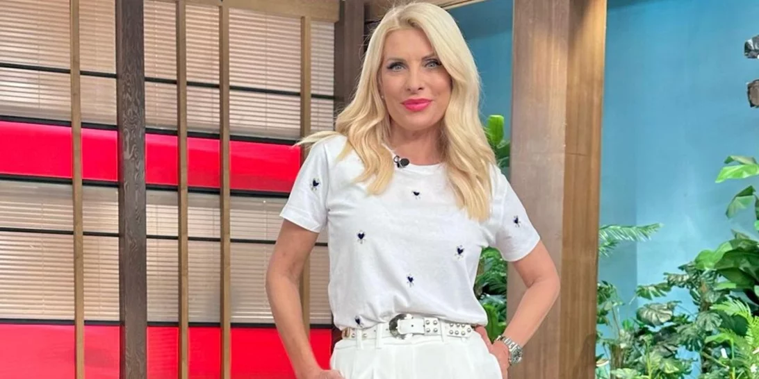 Η Ελένη Μενεγάκη ακολούθησε την πιο έξυπνη στιλιστική συμβουλή για να αναβαθμίσει ένα total white σύνολο