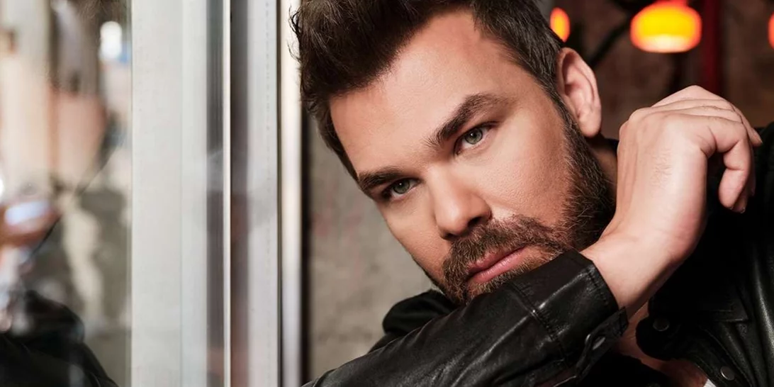 Ο Γιώργος Σαμπάνης τραγουδάει τη ζωή του