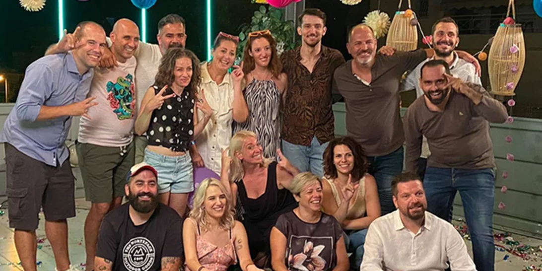 Τι συνέβη όταν ένας τραγουδοποιός και μια σχολή νοηματικής γύρισαν βίντεο κλιπ του τραγουδιού "Αύρα"