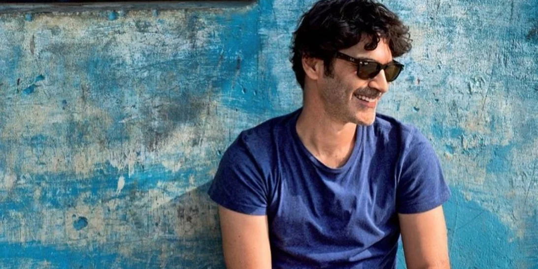 Χριστόφορος Παπακαλιάτης | Το φωτεινό εξοχικό του στους Παξούς με το μαρμάρινο τραπέζι