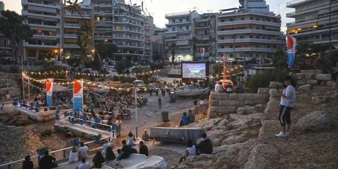 Υπαίθριο σινεμά με φόντο τη θάλασσα στον Πειραιά