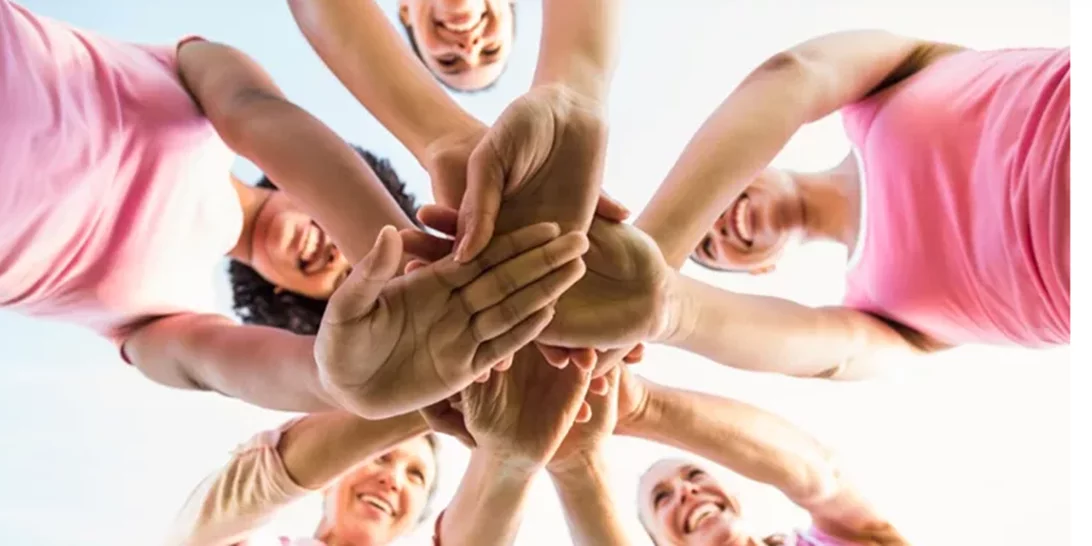 Us stronger | Δύο δημοσιογράφοι και 3 άνθρωποι από τον χώρο της Υγείας για τον καρκίνο του μαστού