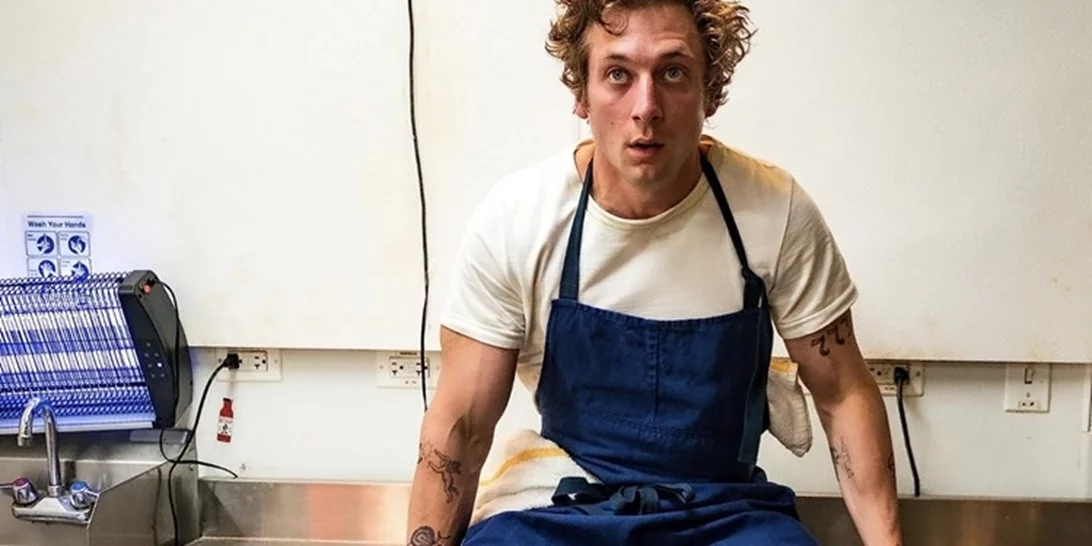 Ποιος είναι επιτέλους ο Jeremy Allen White, το νέο sex symbol του Χόλιγουντ που σαρώνει τα βραβεία;