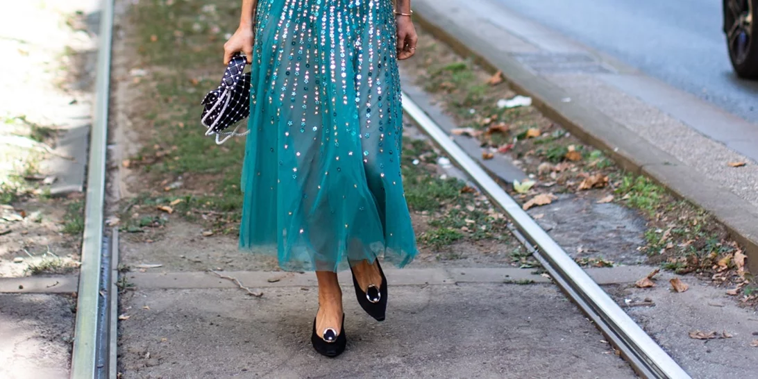 5 ζευγάρια παπούτσια που ταιριάζουν τέλεια με midi φούστες