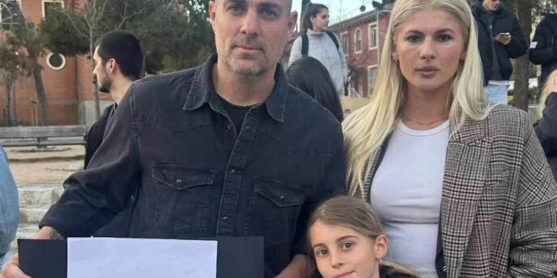 Στέλιος Χανταμπάκης- Όλγα Πηλιάκη | Στους δρόμους της Μαδρίτης με τα παιδιά τους για τα θύματα των Τεμπών [Φωτογραφίες]