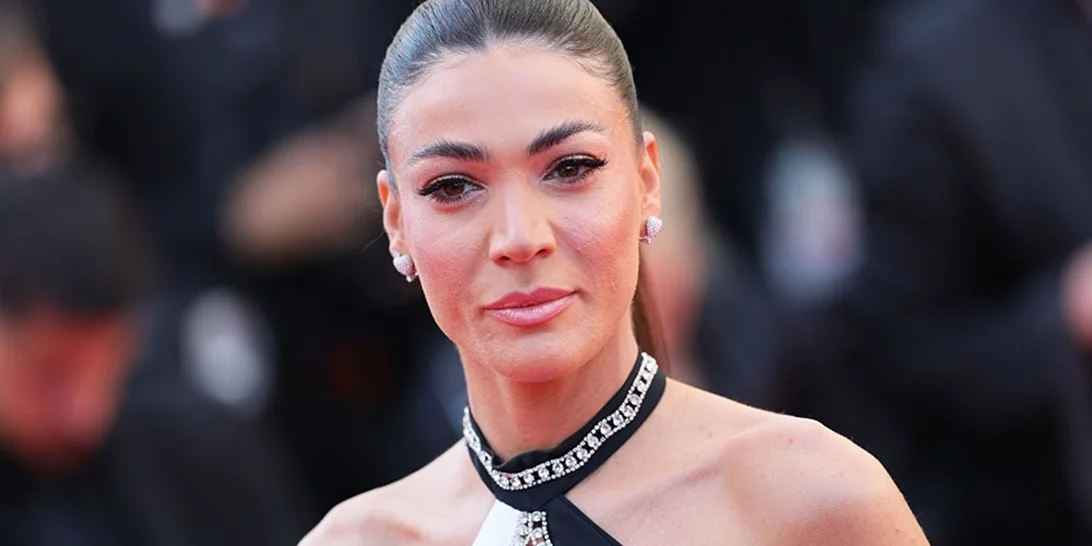 Η Ήβη Αδάμου επέλεξε το πιο κομψό και διαχρονικό beach cover up