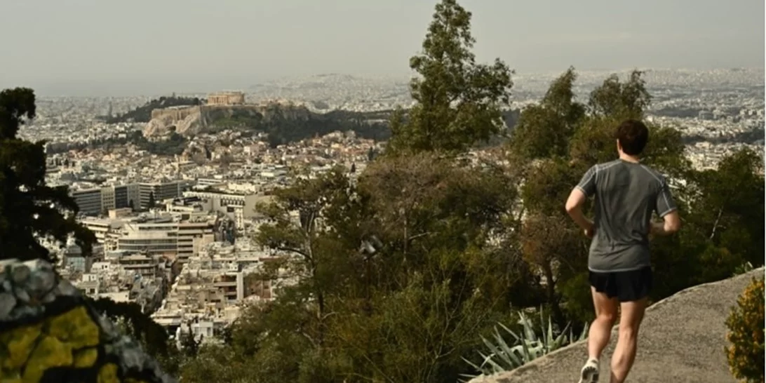 Μουντός ο καιρός σήμερα με συννεφιά και σκόνη - Ποιες παρελάσεις θα γίνουν με βροχή