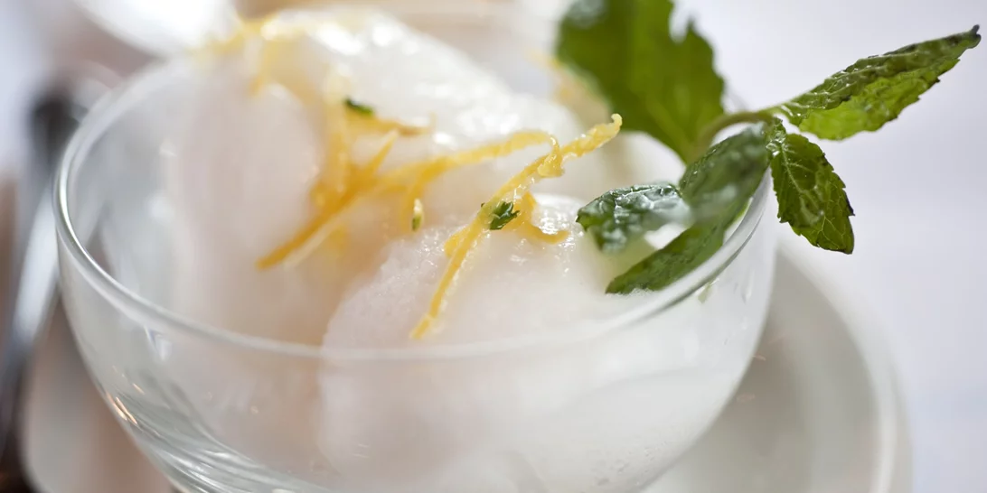 Θες γλυκό το καλοκαίρι; Δοκίμασε το πιο δροσιστικό σορμπέ λεμόνι με 2 μόνο υλικά