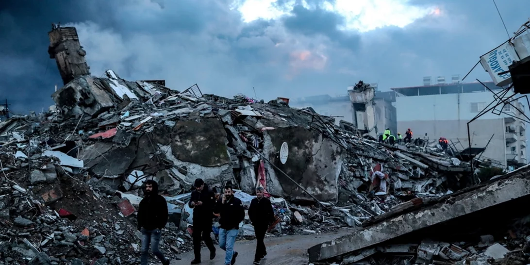 Σεισμός στην Τουρκία |  Νεογέννητο βρέφος σώζεται από τα ερείπια, ενωμένο με τον ομφάλιο λώρο με τη νεκρή μητέρα του