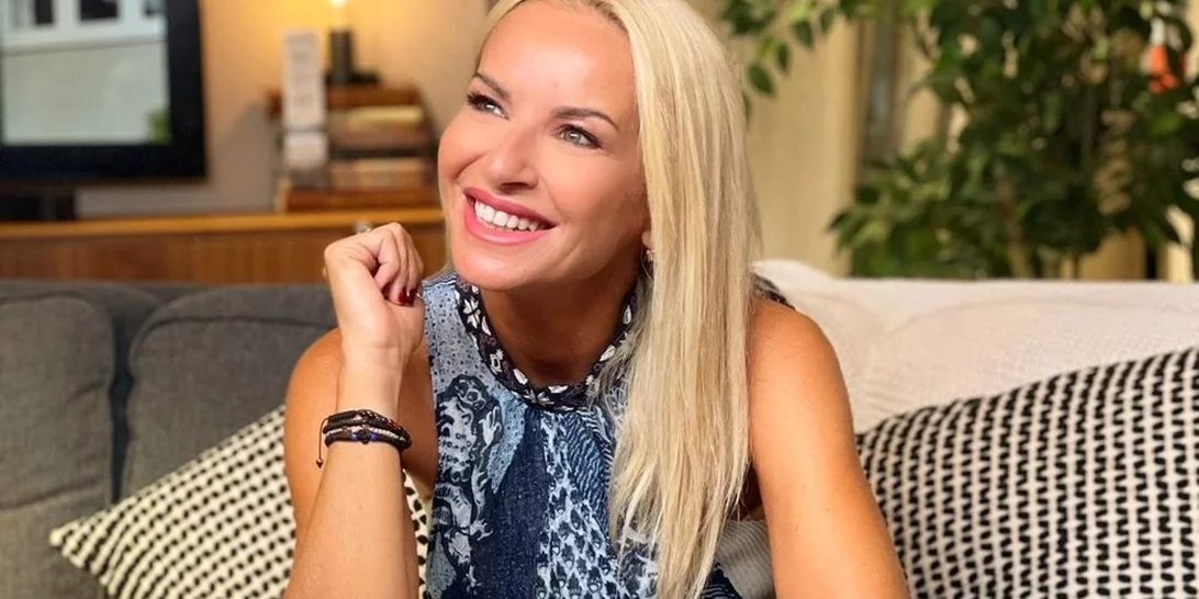 Στη Σύρο με το τέλειο μαγιό η Μαρία Μπεκατώρου | Η συνάντηση με τον Γιώργο Πρίντεζη