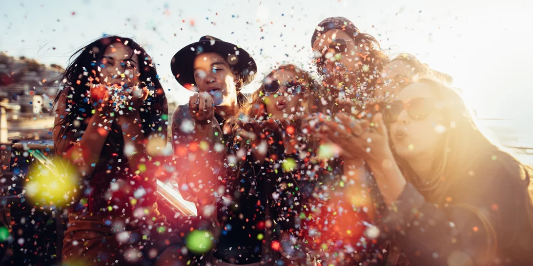 Τρεις ιδέες για beach party που θα γράψουν ιστορία στην παρέα