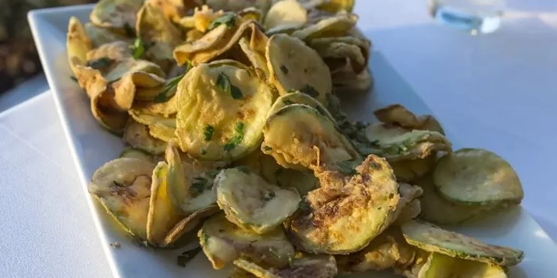 Σαν τηγανητά: Συνταγή για τα πιο τραγανά κολοκυθάκια στον φούρνο