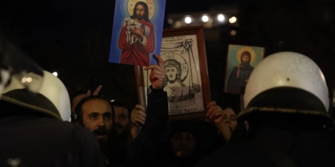 Θεσσαλονίκη | Επεισόδια έξω από την παράσταση του Ζαραλίκου - Ένταση, χημικά και προσαγωγές [βίντεο]