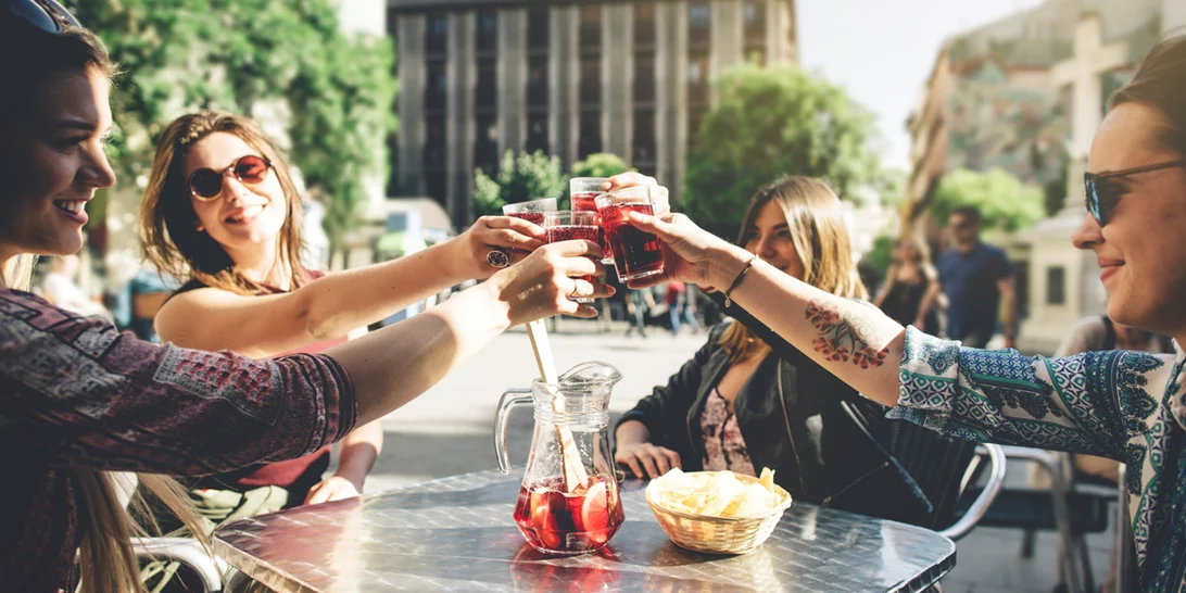 Τέλος οι όρθιοι στα μπαρ από σήμερα | Μόνο εμβολιασμένοι σε κλειστούς χώρους εστίασης - Ποια άλλα μέτρα εξετάζονται