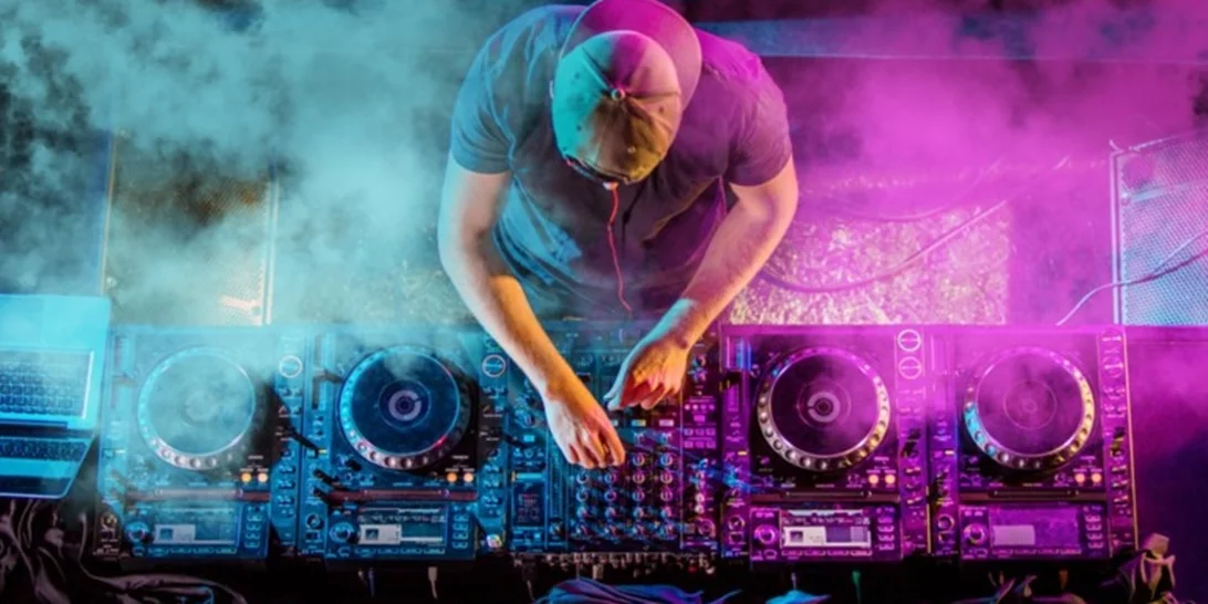 Πέθανε ξαφνικά ο γνωστός Έλληνας DJ Dion | Έπαιζε μουσική στη Μύκονο για πάνω από 20 χρόνια