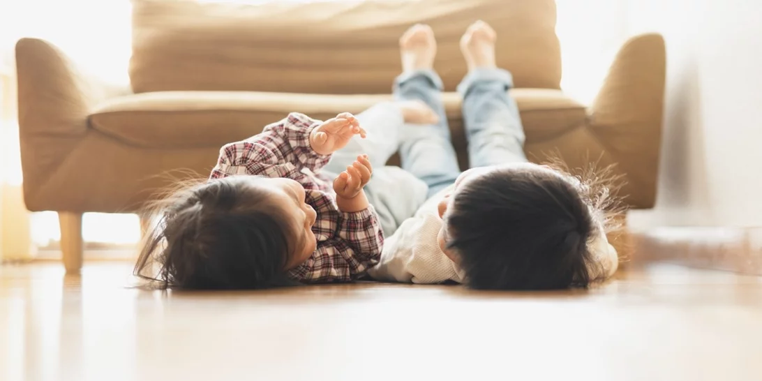 Πόσο δυνατή είναι η αδελφική αγάπη | Βίντεο δείχνει ένα μικρό αγόρι να φροντίζει την αυτιστική αδελφούλα του με τον πιο τρυφερό τρόπο