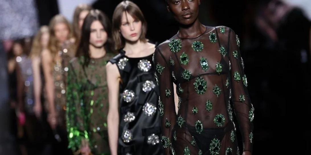 Οι 3 πιο hot τάσεις μακιγιάζ του 2025 όπως αναδύθηκαν από τα ντεφιλέ της Milan Fashion Week FW25