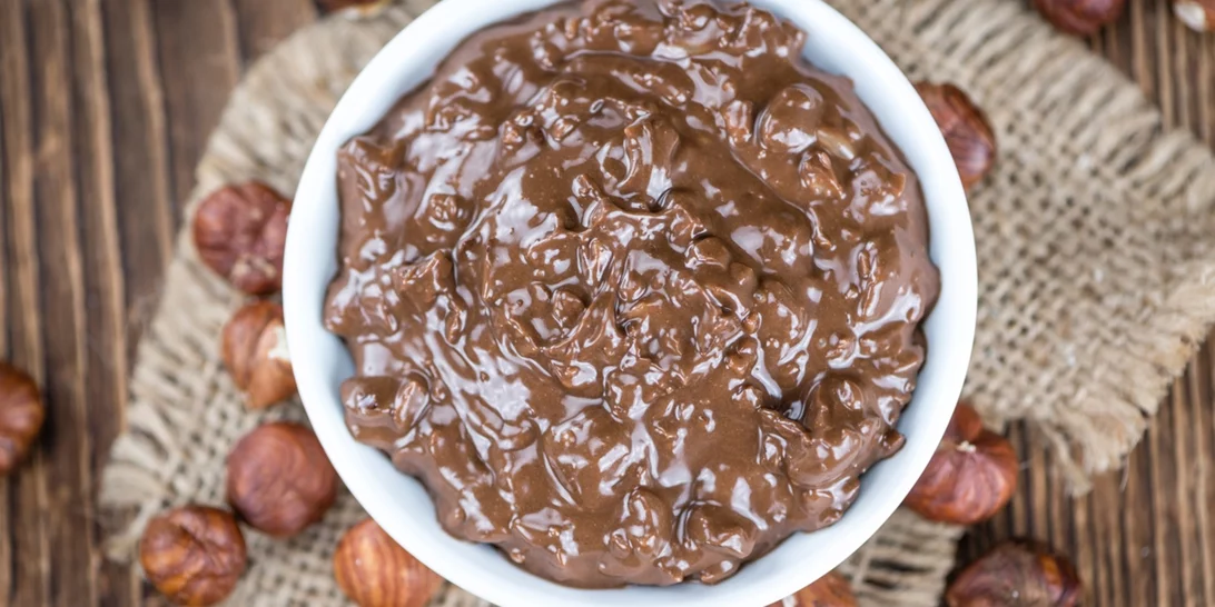 Το σούπερ υγιεινό σοκολατένιο γλυκό του Άκη Πετρετζίκη έχει μόλις 3 υλικά και είναι έτοιμο σε λιγότερο από 1 λεπτό