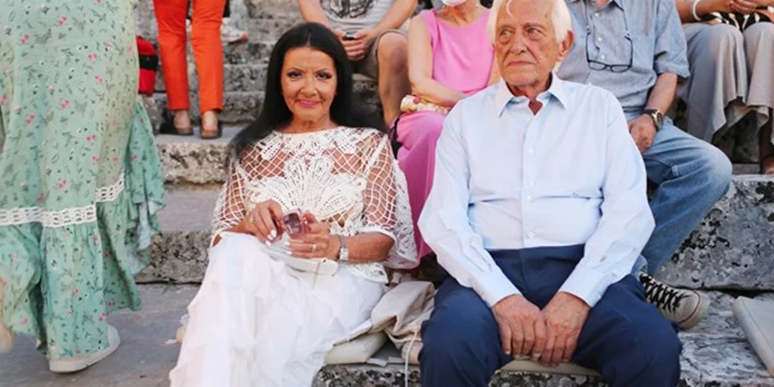 Εντυπωσιάζει η Ζωζώ Σαπουντζάκη στα 87 της | Το τολμηρό look που επέλεξε σε επίσημη έξοδο με τον σύντροφό της