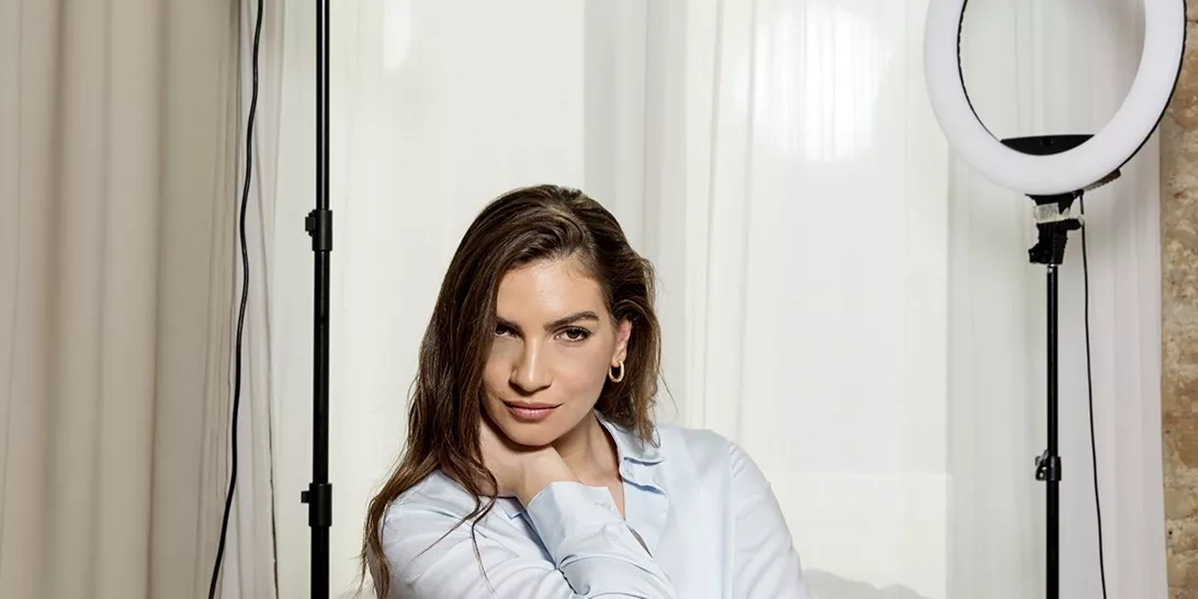 Η Χριστίνα Κανελλοπούλου ανανέωσε το χρώμα των μαλλιών της στο σπίτι [και εμείς μόλις βρήκαμε την πιο effortless βαφή χωρίς αμμωνία για pro αποτέλεσμα]