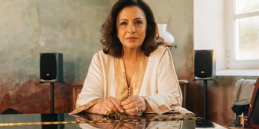 Η Χάρις Αλεξίου με λευκό ζιβάγκο και πολύχρωμο παλτό | Η σπάνια ανάρτηση