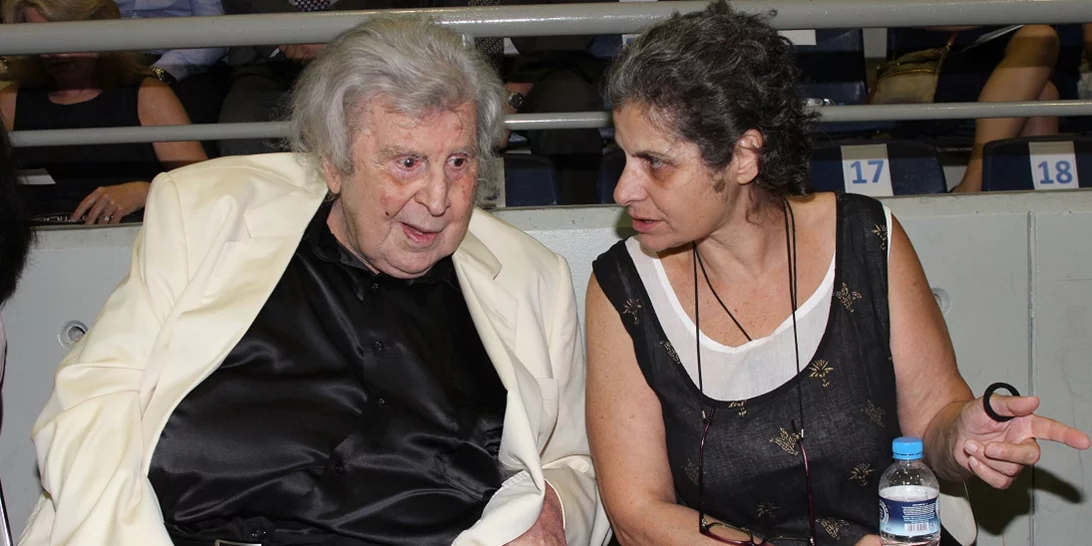 Η Ελλάδα αποχαιρετά τον Μίκη Θεοδωράκη - Σε λαϊκό προσκύνημα η σορός του από την Τρίτη - Λουλούδια έξω από το σπίτι του