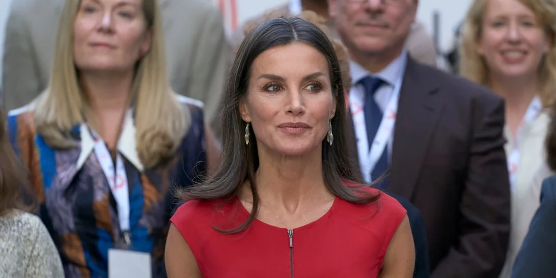 Η τολμηρή εμφάνιση της βασίλισσας Letizia με cut out φόρεμα