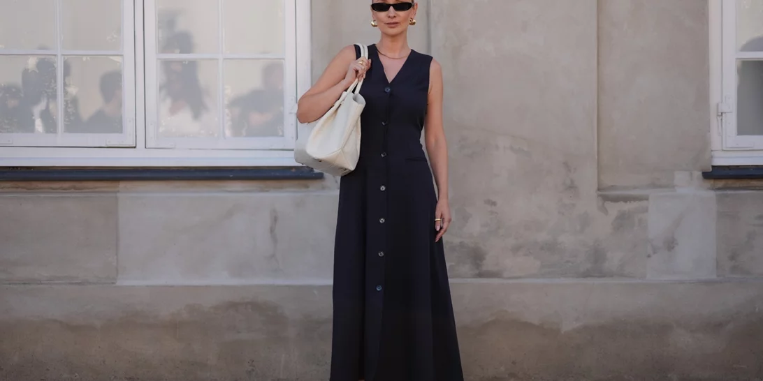 Αυτό το μαύρο φόρεμα από τη Zara είναι η ευκολοφόρετη επιλογή για όλες τις σου τις καλοκαιρινές βόλτες