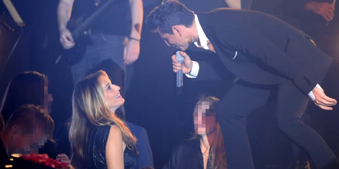 Κάτια Ζυγούλη και Σάκης Ρουβάς | Πιο ερωτευμένοι από ποτέ στην πρεμιέρα του τραγουδιστή