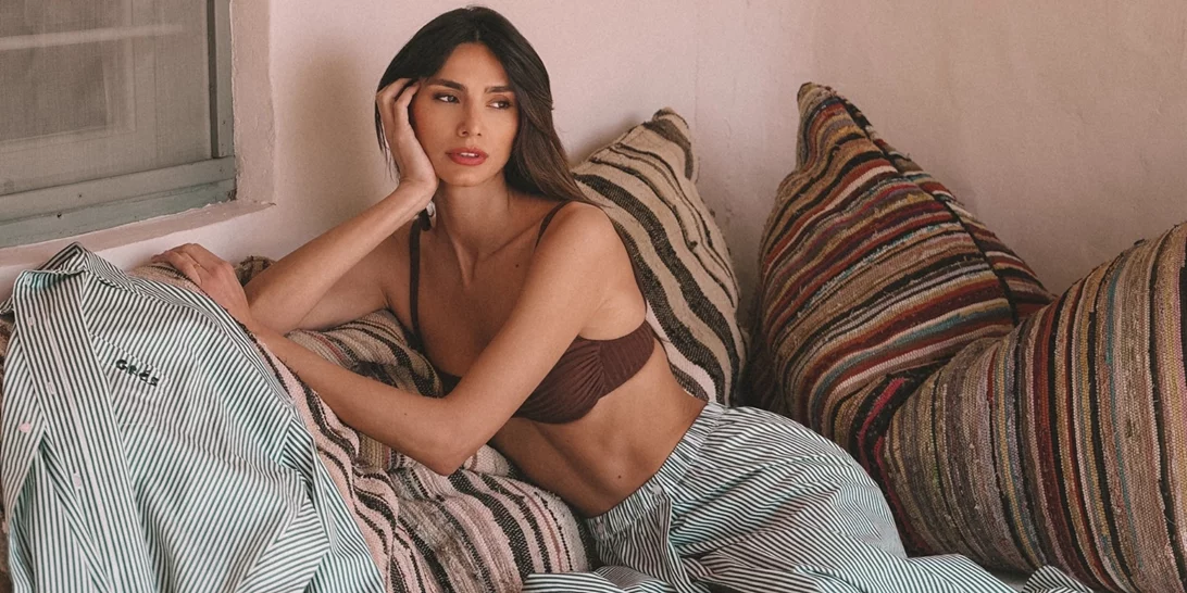 Τι φορούν οι διάσημες Ελληνίδες στην παραλία; | 10 ξεχωριστά beach looks που θα σε εμπνεύσουν