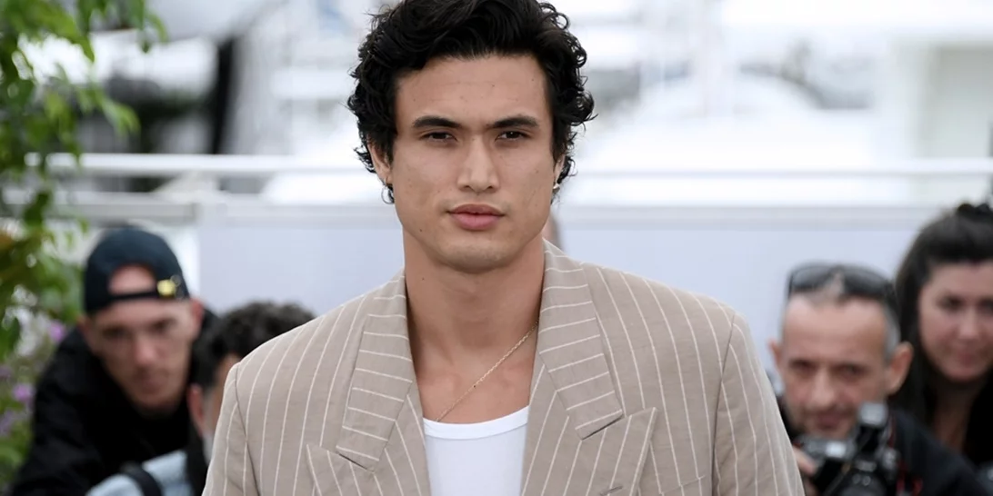 Charles Melton | Ο ηθοποιός που έχει κλέψει τις καρδιές μας ήρθε για να μείνει