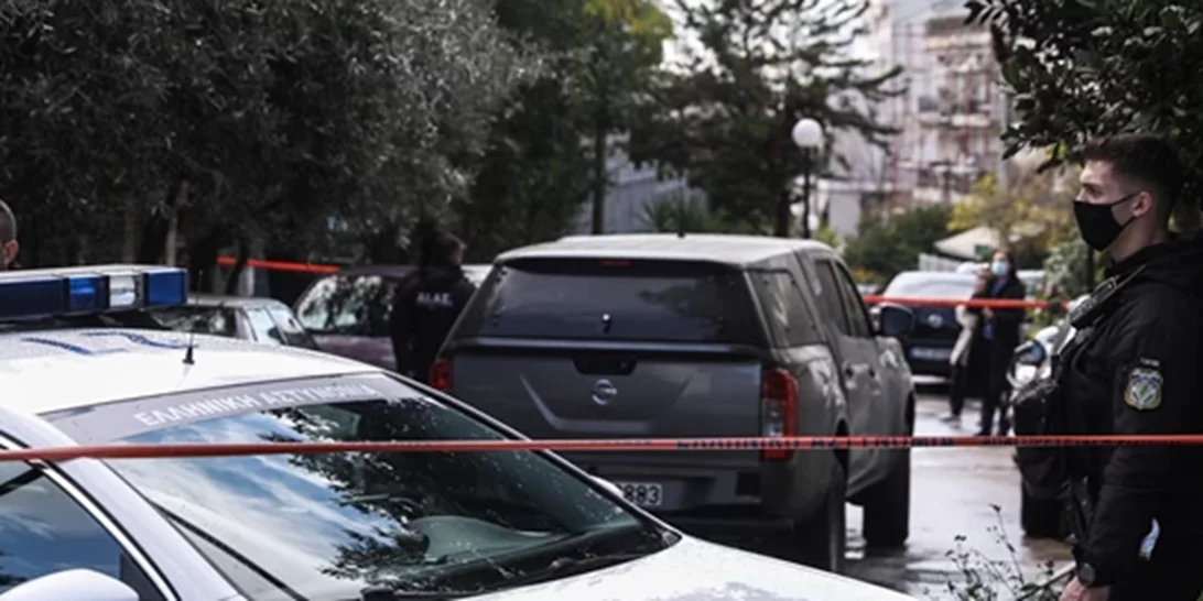 Αίγιο | Μάχη για τη ζωή δίνει 23χρονη - Έπεσε από τον 4ο όροφο μπροστά στη μητέρα της - Τι καταγγέλλει ο πατέρας