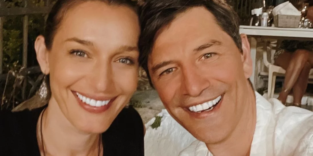 Σάκης Ρουβάς | Φωτογραφίζει την Κάτια Ζυγούλη σε παραλία της Κέρκυρας