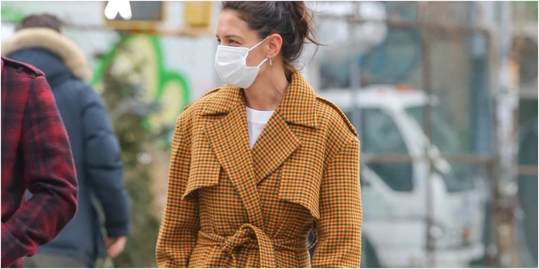 Η εποχή της καμπαρντίνας: 8 celebrities σού δείχνουν πώς να φορέσεις το iconic κομμάτι