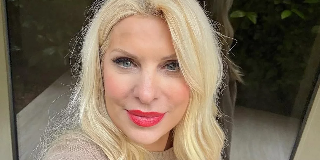 Σαν κοριτσάκι έτοιμη για απόδραση | Η Ελένη Μενεγάκη στο πλοίο για την Άνδρο