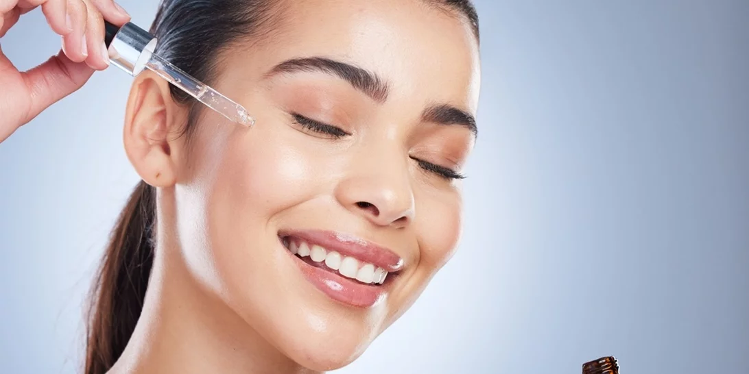 Οι 7 καλύτεροι οροί με νιασιναμίδη για μείωση των κηλίδων και των σημαδιών ακμής