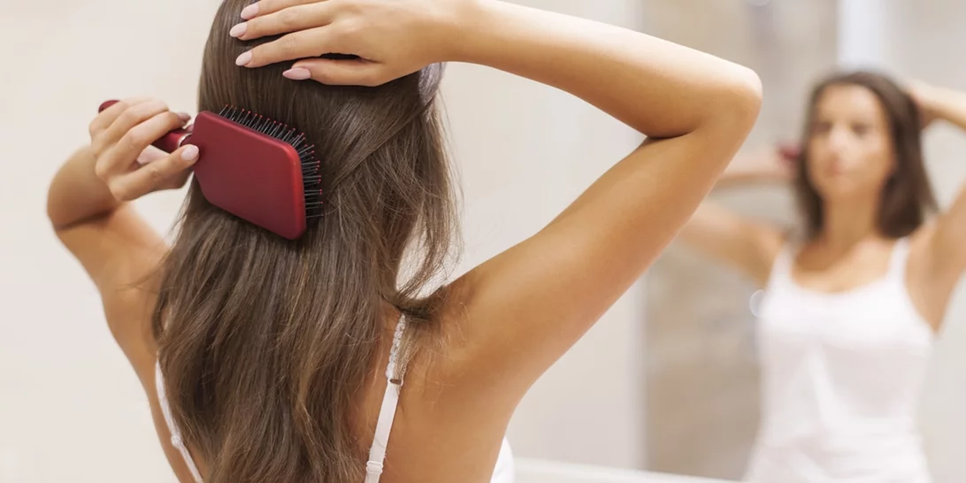 Ακμή στο τριχωτό της κεφαλής | Όλα όσα χρειάζεται να γνωρίζεις για το συχνό αυτό φαινόμενο