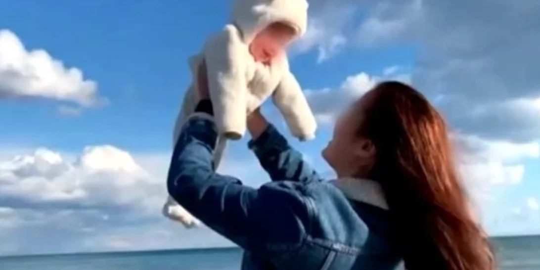 Γλυκά Νερά | Η μητέρα της Καρολάιν σχεδόν λιποθύμησε όταν ο ψυχρός Αναγνωστόπουλος της ανακοίνωσε τον θάνατο της κόρης της