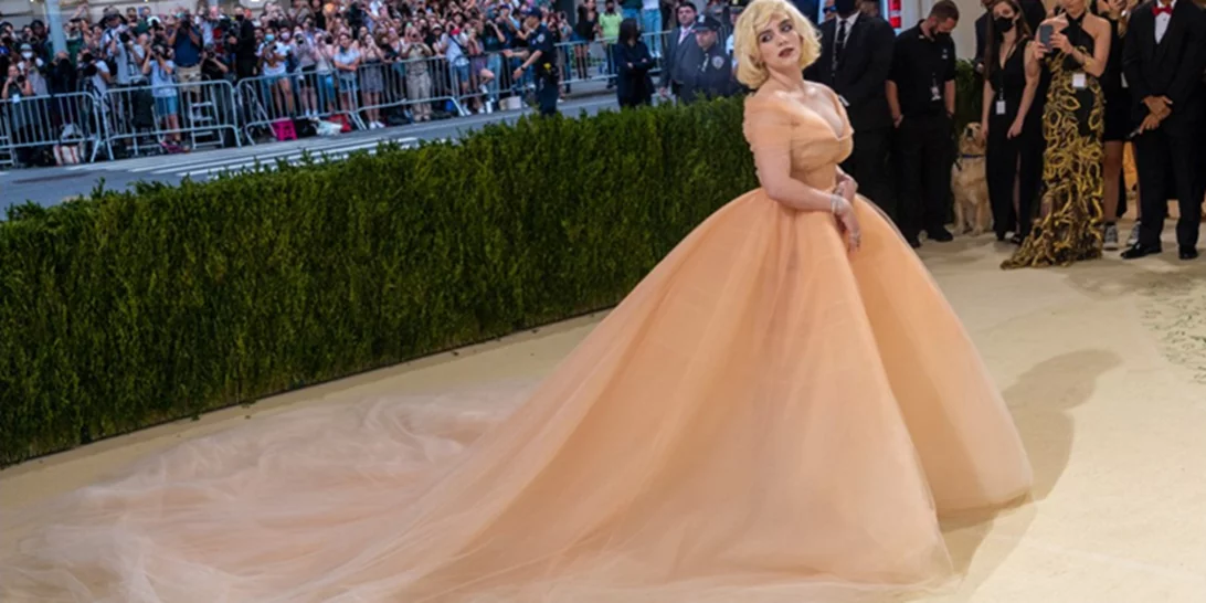 "Είναι εξαντλητικό" | Η Billie Eilish μιλάει για την καθημερινότητά της με το σύνδρομο Τουρέτ