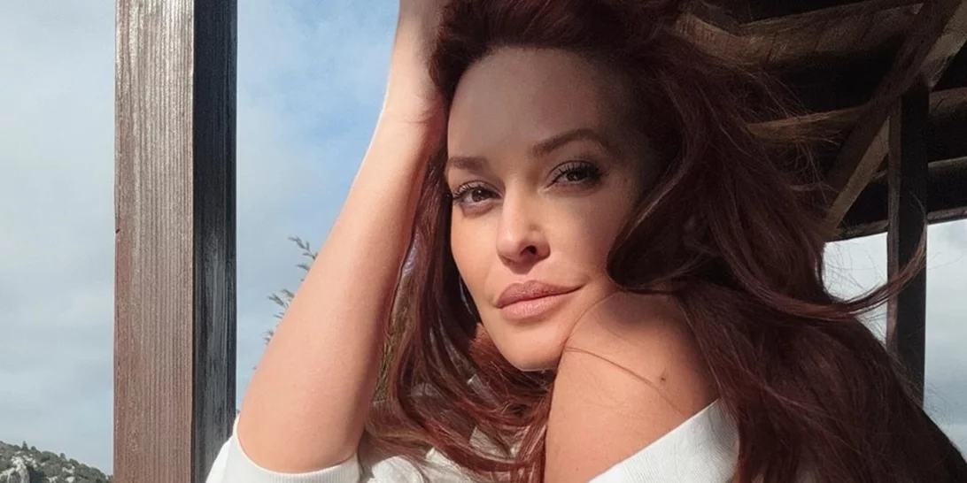 Η Σίσσυ Χρηστίδου με (πολύ) μακρύ παλτό στην Αράχωβα | Η θέα από το σπίτι που έμενε