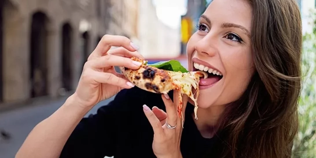 Λεκές από λάδι στα ρούχα | Πώς φεύγει σε λίγα λεπτά - Το απλό κόλπο που θα σε σώσει