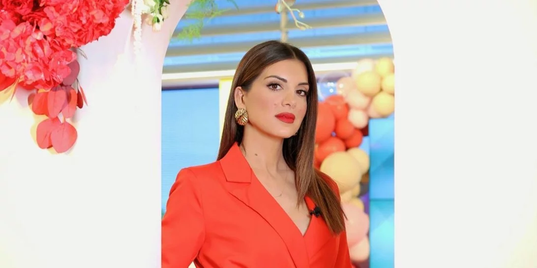 Από το γραφείο στη βραδινή έξοδο | Η Σταματίνα Τσιμτσιλή φόρεσε το ιδανικό H&M φόρεμα για την άνοιξη