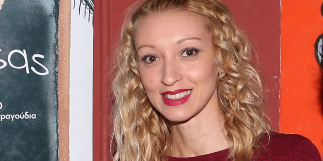 Τάνια Ρόκα | Η συγκινητική καντάδα των φίλων της ηθοποιού μετά την έξοδό της από το νοσοκομείο (βίντεο)