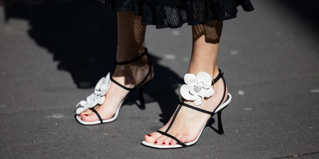 Τα κομψά πέδιλα με τακούνι που θα φοράς όλο το καλοκαίρι