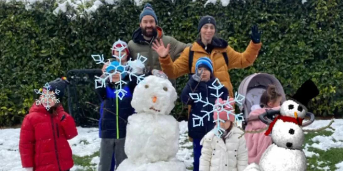 Ολυμπία Χοψονίδου - Βασίλης Σπανούλης | Παιχνίδια με τα έξι παιδιά τους στα χιόνια