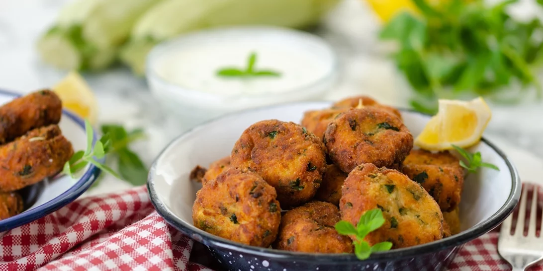 Ο απόλυτος μεζές του καλοκαιριού | Οι πιο εύκολοι και yummy κολοκυθοκεφτέδες της Αργυρώς Μπαρμπαρίγου